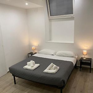 Kamer met een Queen Size Bed in de Kelder